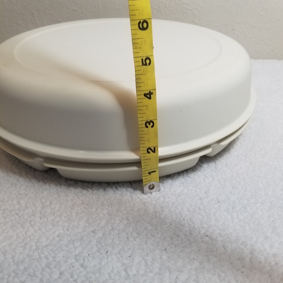 Tupperware divided vegetable chip and dip tray with lid - Picture 3 of 6